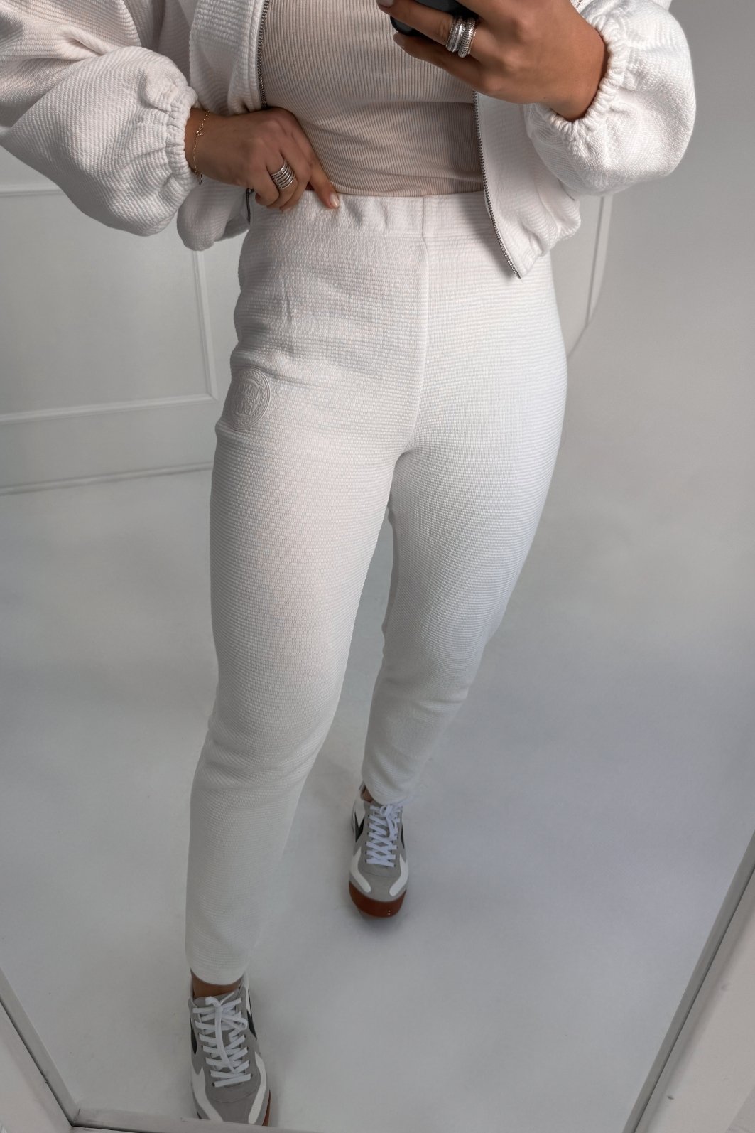 CALÇA SLIM CINTURA ALTA JULIA LANÇA PERFUME CALÇA SLIM CINTURA ALTA JULIA LANÇA PERFUME