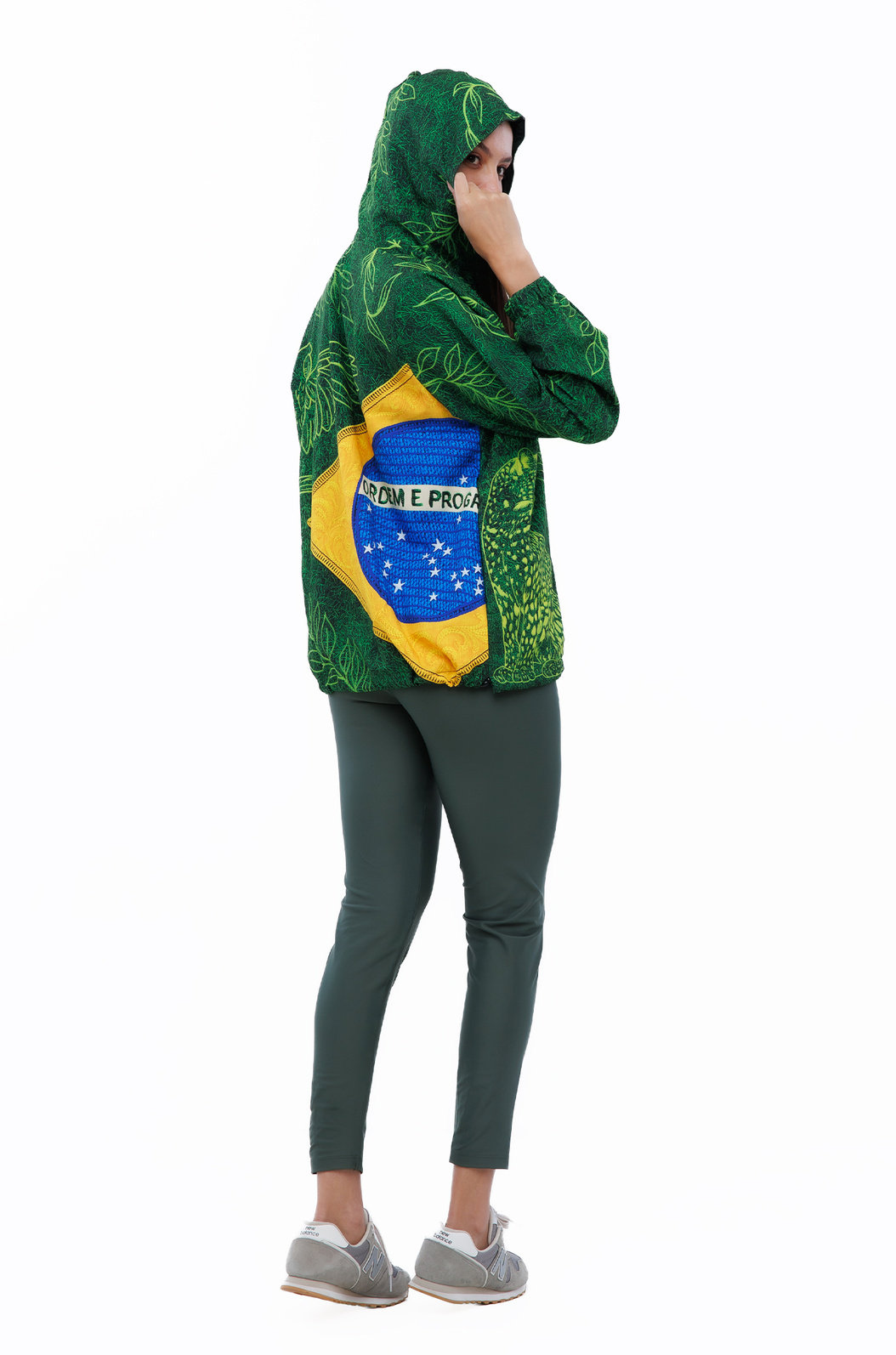 Jaqueta Corta Vento Ecoventura Estampada Bandeira do Brasil Araras Tucano