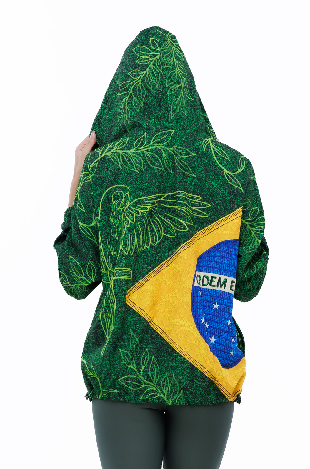 Jaqueta Corta Vento Ecoventura Estampada Bandeira do Brasil Araras Tucano