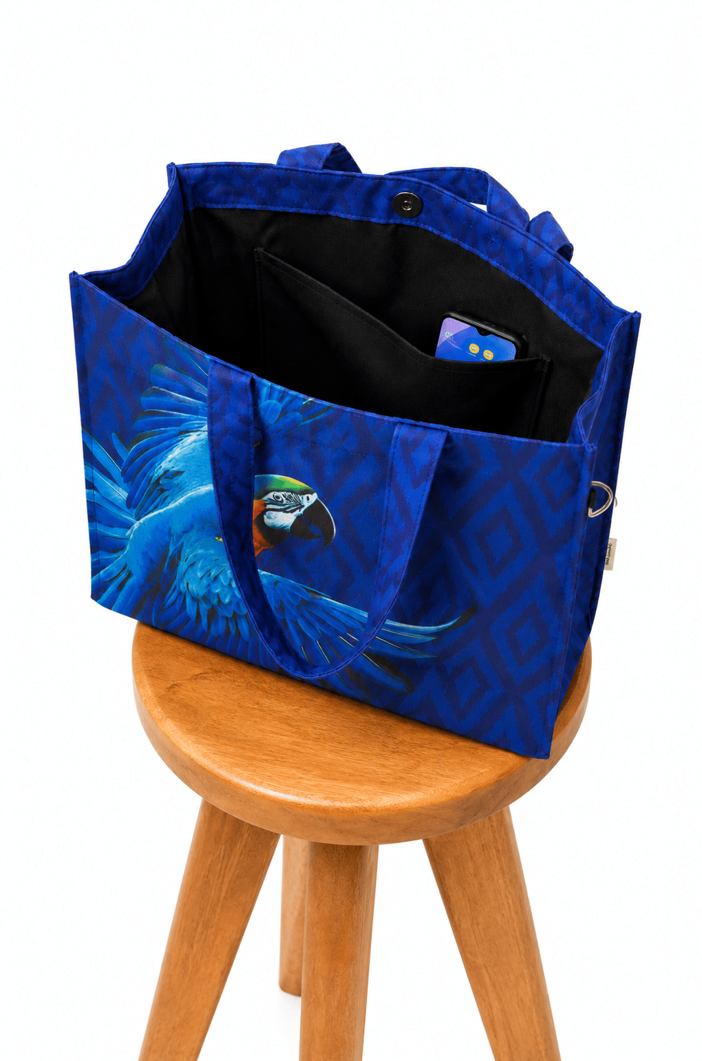 Bolsa Resort Estampada Maxi Arara Fundo Azul