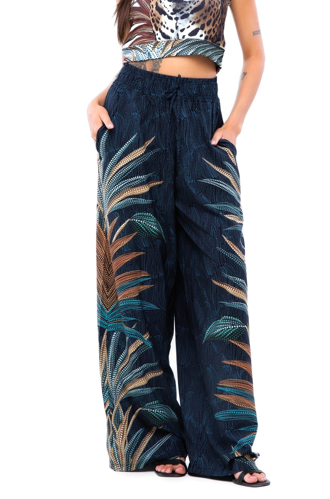 Calça Feminina Ampla Atena Estampada Onças Pontos de Luz Calça Feminina Ampla Atena Estampada Onças Pontos de Luz