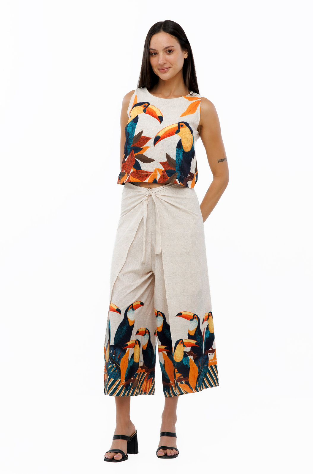 Cropped Atena Estampado Tucanos Tela Bordada