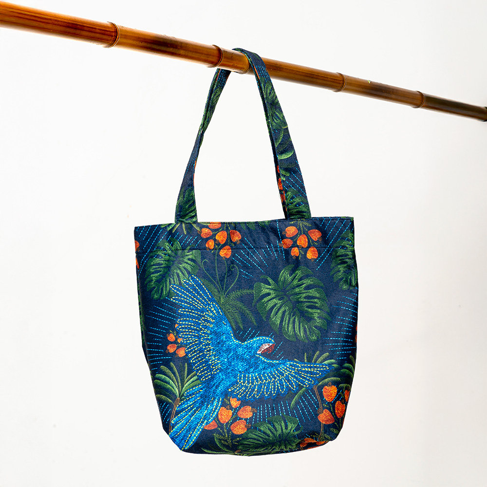 Bolsa Rosinha Estampada Arara Bordado Barra Fundo Azul Bolsa Rosinha Estampada Arara Bordado Barra Fundo Azul