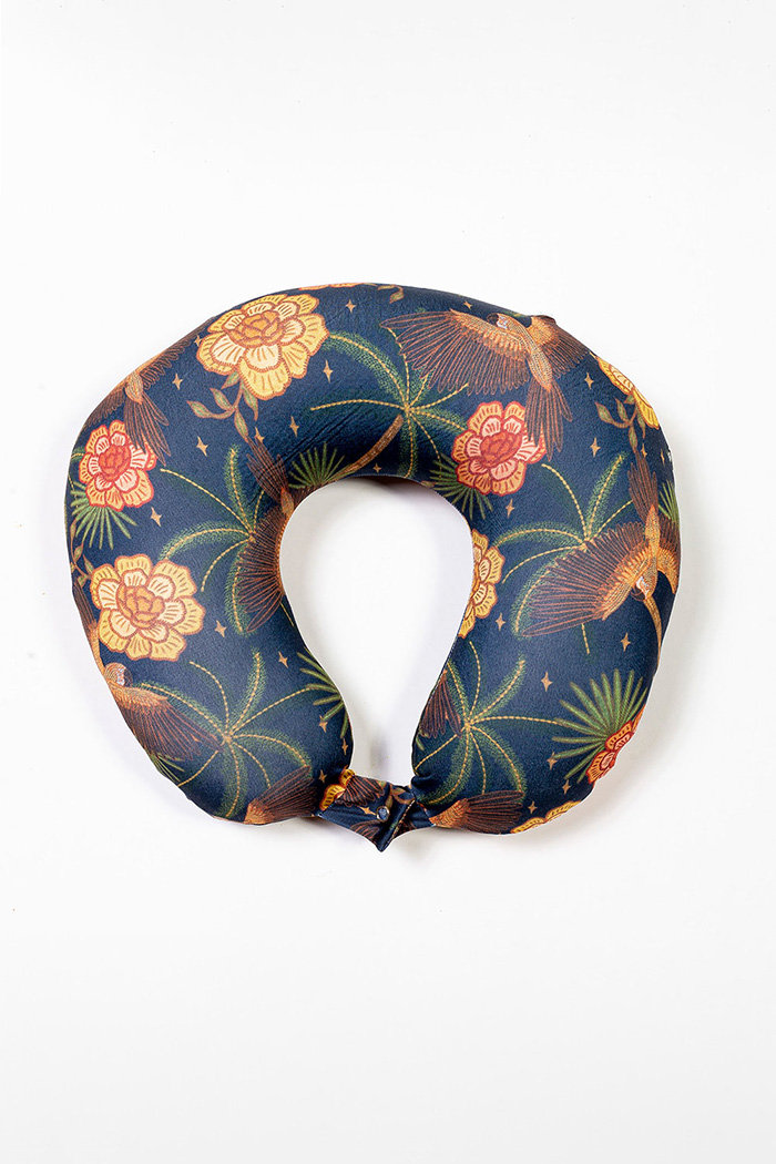 Descanso Feminino de Pescoco Estampado Tucano Barra Noite Fundo Azul Descanso Feminino de Pescoco Estampado Tucano Barra Noite Fundo Azul