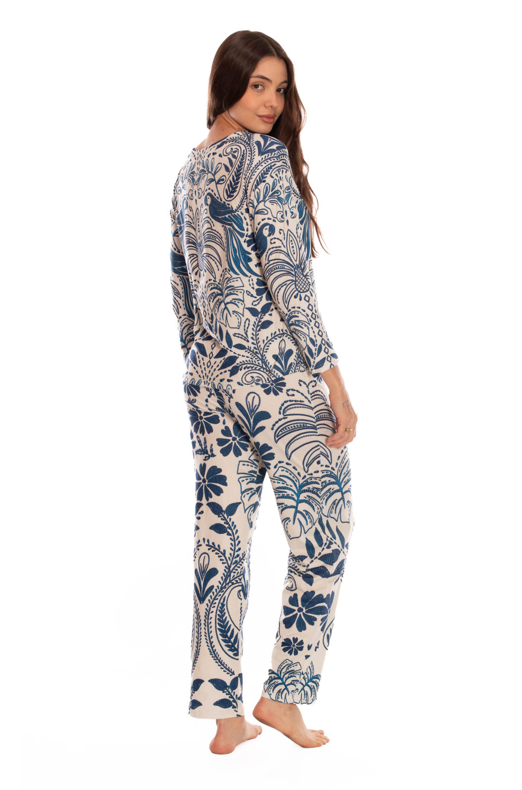 Pijama Feminino Manga Longa Estampado Araras Bordado Fundo Off Pijama Feminino Manga Longa Estampado Araras Bordado Fundo Off