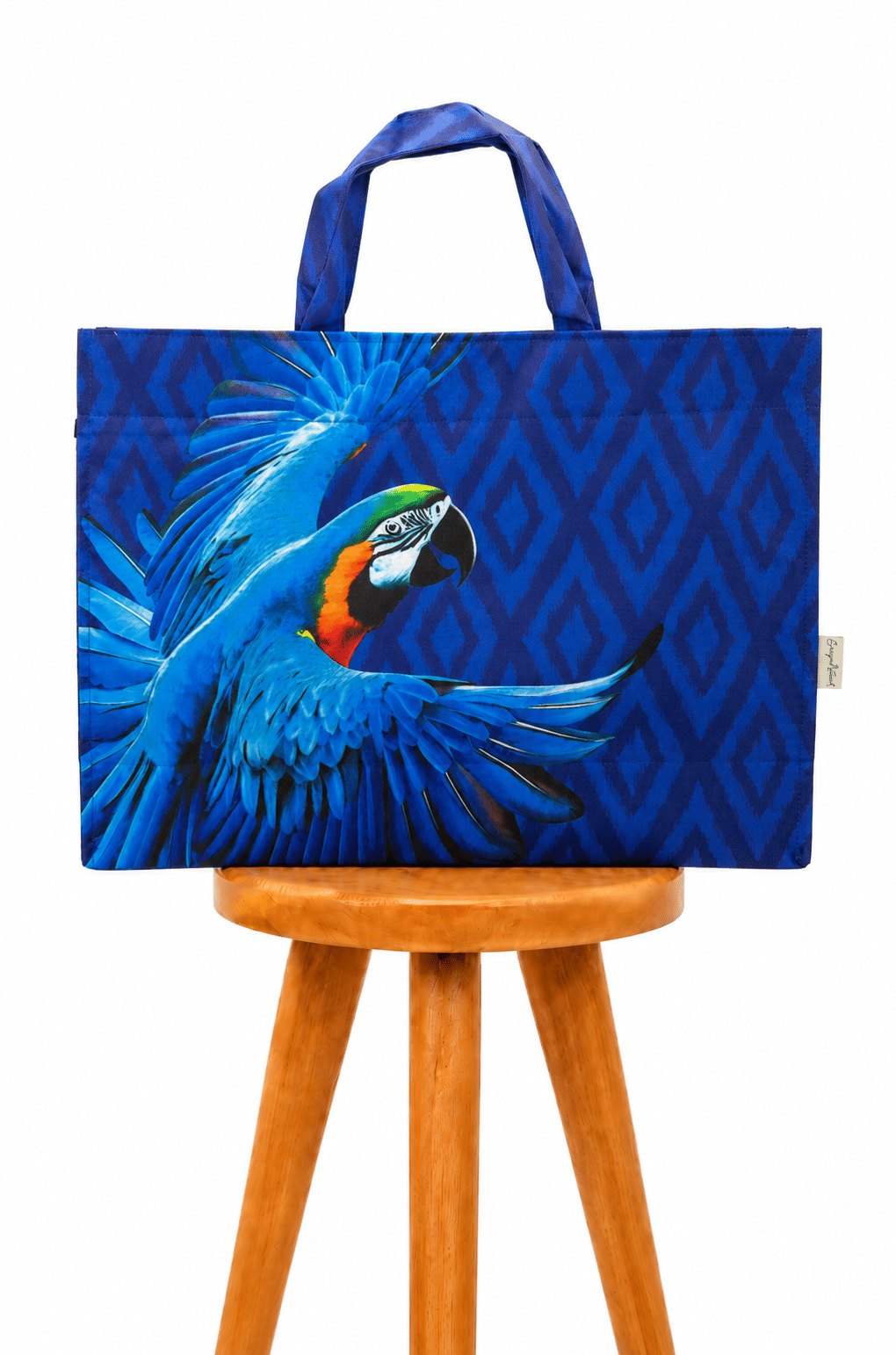 Bolsa Resort Estampada Maxi Arara Fundo Azul