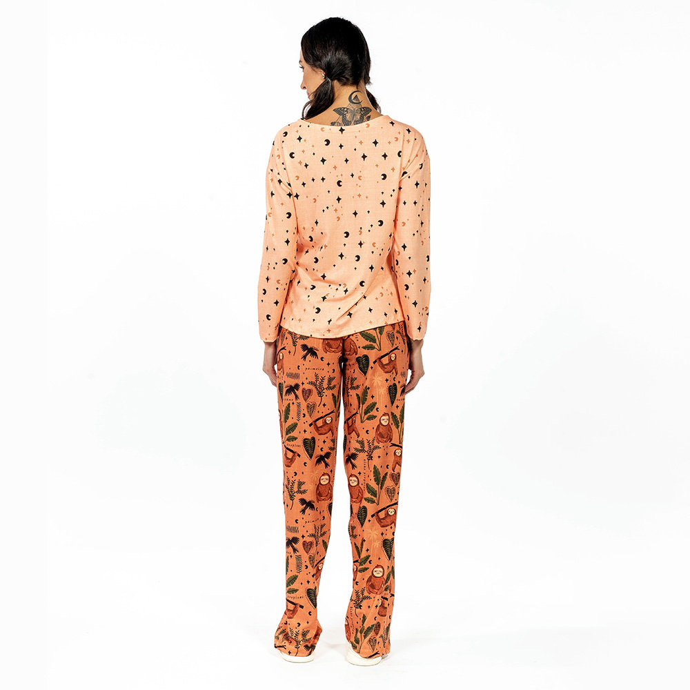 Conjunto Pijama Longo Adulto Preguiça Tucano Fundo Marrom Conjunto Pijama Longo Adulto Preguiça Tucano Fundo Marrom