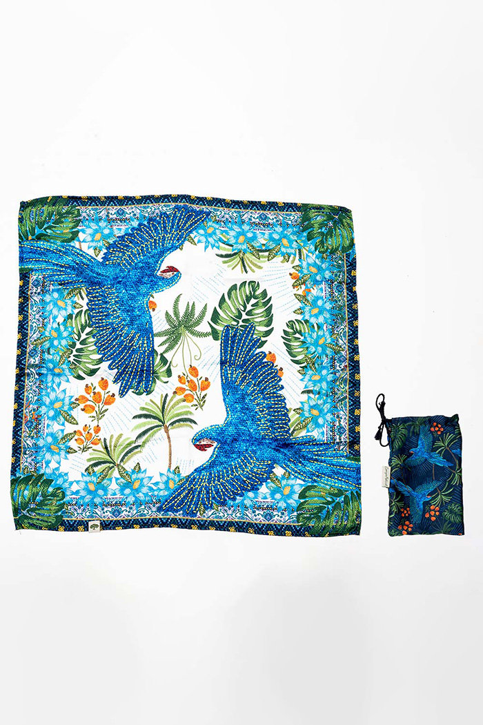 Lenco Feminino Quadrado Estampado Arara Bordado Barra Fundo Azul Lenco Feminino Quadrado Estampado Arara Bordado Barra Fundo Azul