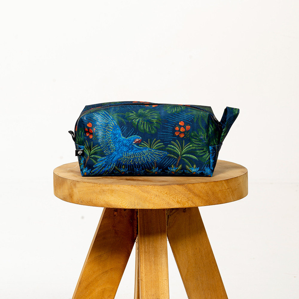 Necessaire Média Estampada Arara Bordado Barra Fundo Azul Necessaire Média Estampada Arara Bordado Barra Fundo Azul