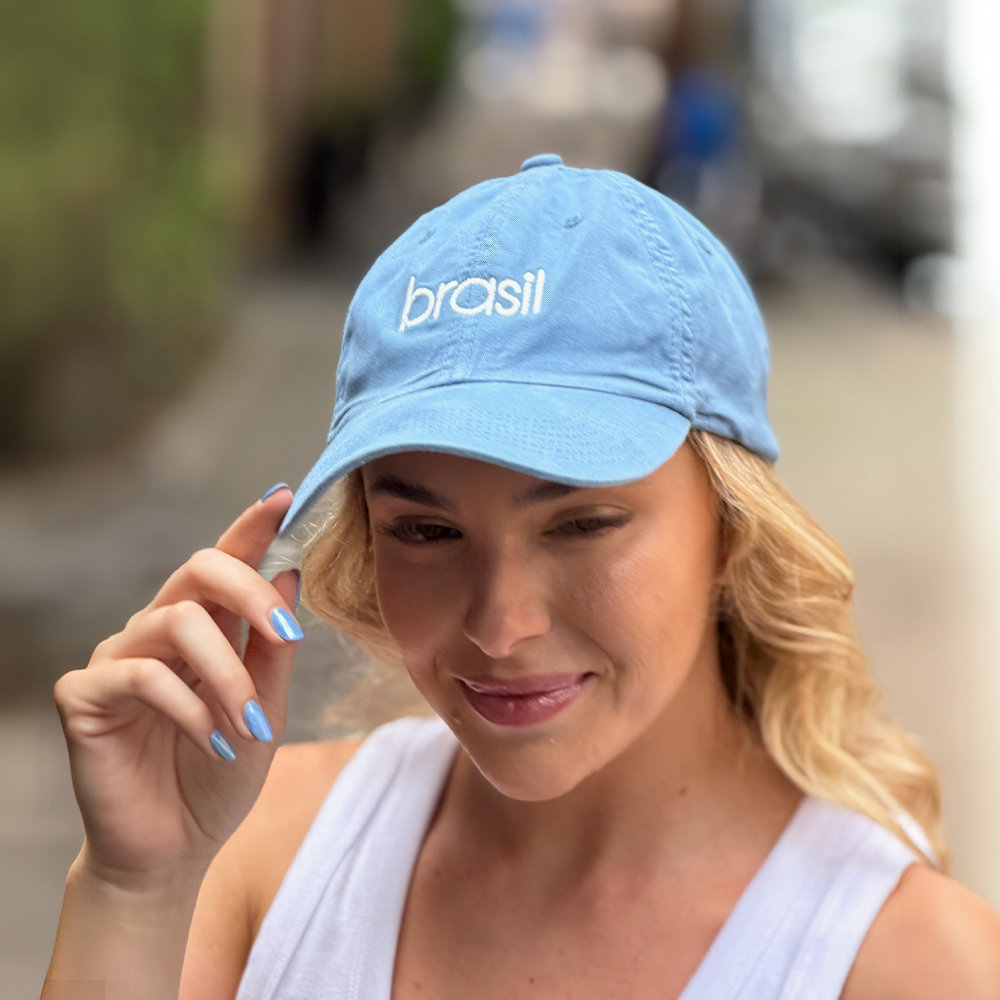 Boné Bordado Estampado Azul Claro Bordado Branco Boné Bordado Estampado Azul Claro Bordado Branco