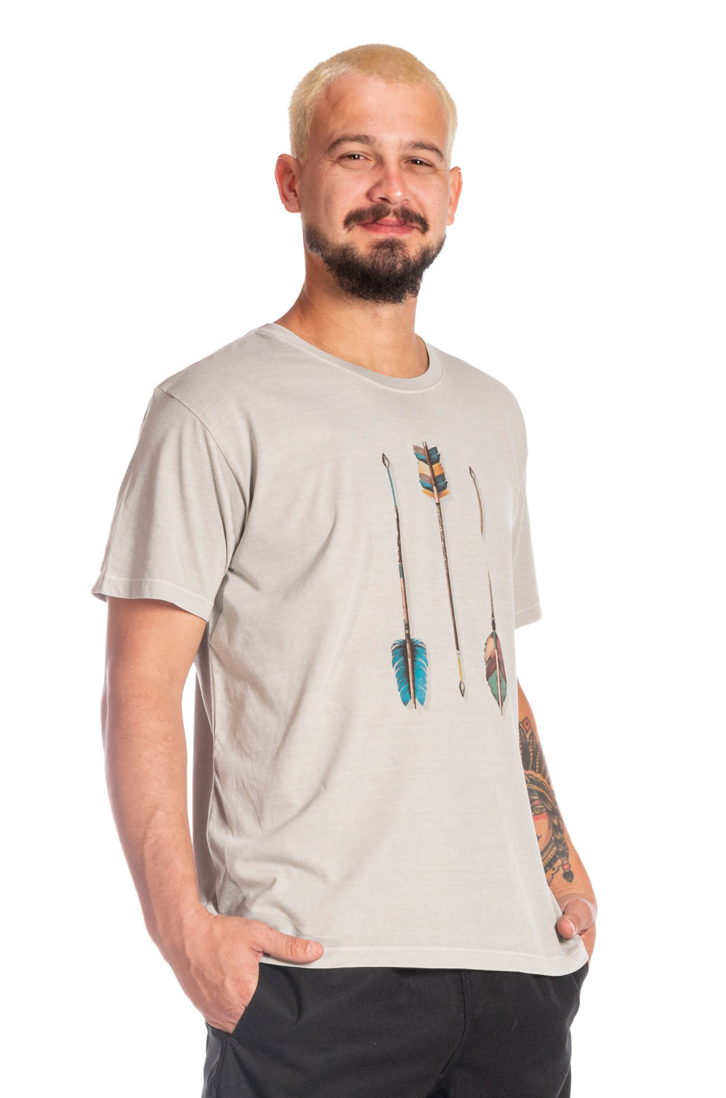 Camiseta Estonada Cinza Claro Estampada Flechas Indigenas Camiseta Estonada Cinza Claro Estampada Flechas Indigenas