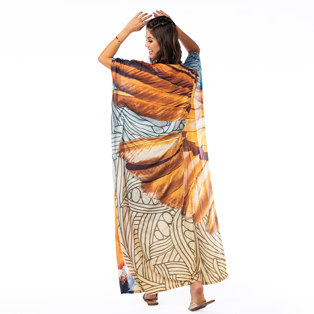 Vestido Feminino Kaftan Hibisco Estampado Canindé de Asa Aberta com Fundo Geométrico Degradê Amarelo e Azul Vestido Feminino Kaftan Hibisco Estampado Canindé de Asa Aberta com Fundo Geométrico Degradê Amarelo e Azul