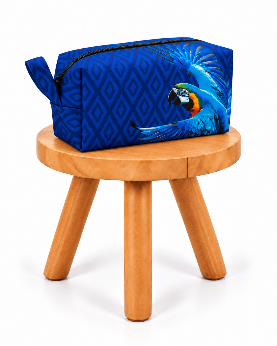Necessaire Feminina Média Estampada Maxi Arara Fundo Azul Necessaire Feminina Média Estampada Maxi Arara Fundo Azul