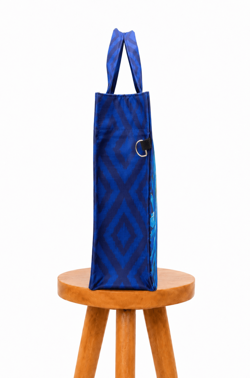 Bolsa Resort Estampada Maxi Arara Fundo Azul