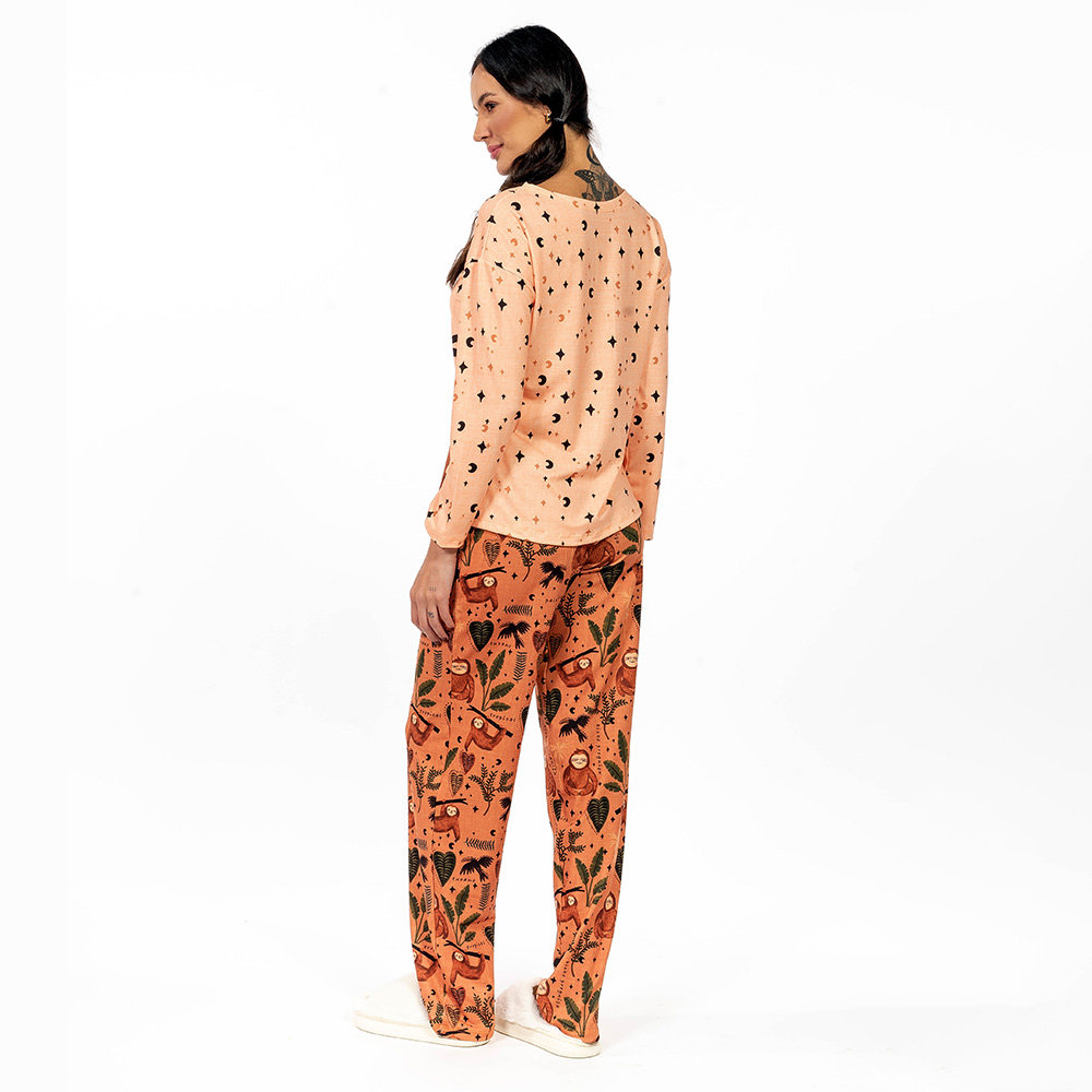 Conjunto Pijama Longo Adulto Preguiça Tucano Fundo Marrom Conjunto Pijama Longo Adulto Preguiça Tucano Fundo Marrom