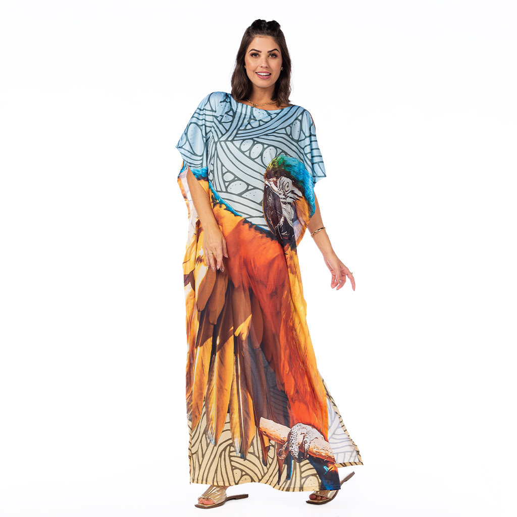 Vestido Feminino Kaftan Hibisco Estampado Canindé de Asa Aberta com Fundo Geométrico Degradê Amarelo e Azul Vestido Feminino Kaftan Hibisco Estampado Canindé de Asa Aberta com Fundo Geométrico Degradê Amarelo e Azul