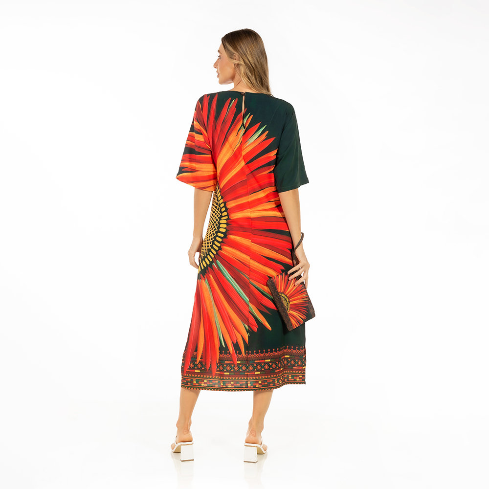 Vestido Feminino Kaftan Atena Estampado Cocares Barrado Fundo Verde Vestido Feminino Kaftan Atena Estampado Cocares Barrado Fundo Verde