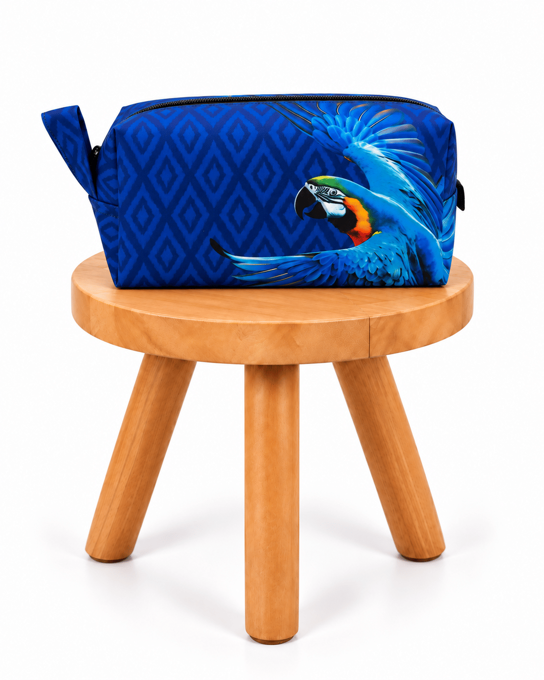 Necessaire Feminina Média Estampada Maxi Arara Fundo Azul Necessaire Feminina Média Estampada Maxi Arara Fundo Azul