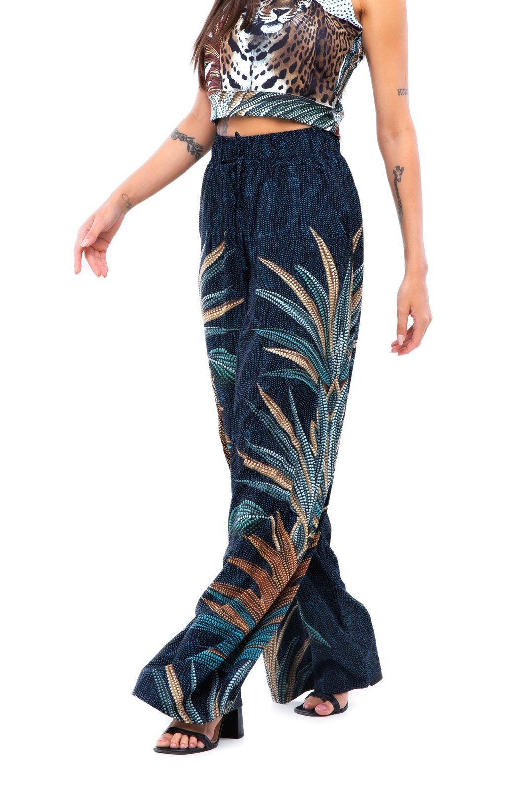 Calça Feminina Ampla Atena Estampada Onças Pontos de Luz Calça Feminina Ampla Atena Estampada Onças Pontos de Luz