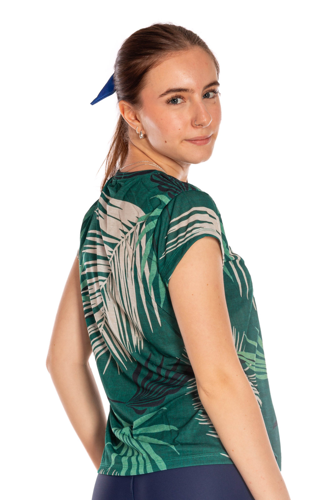 Blusa Strass com Aplicação de Strass Estampada Tucano Galho Folhas Palmeira Blusa Strass com Aplicação de Strass Estampada Tucano Galho Folhas Palmeira
