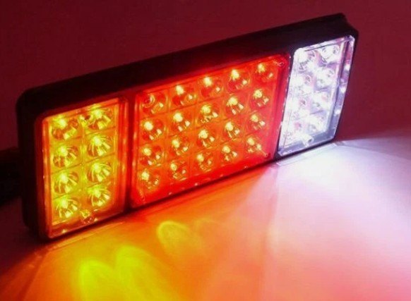 ISO225302 12/24V - LANTERNA TRASEIRA LED UNIVERSAL 12/24V (EMB. COM 01 PECA- VALOR UNITARIO) - PC ISO225302 12/24V - LANTERNA TRASEIRA LED UNIVERSAL 12/24V (EMB. COM 01 PECA- VALOR UNITARIO) - PC