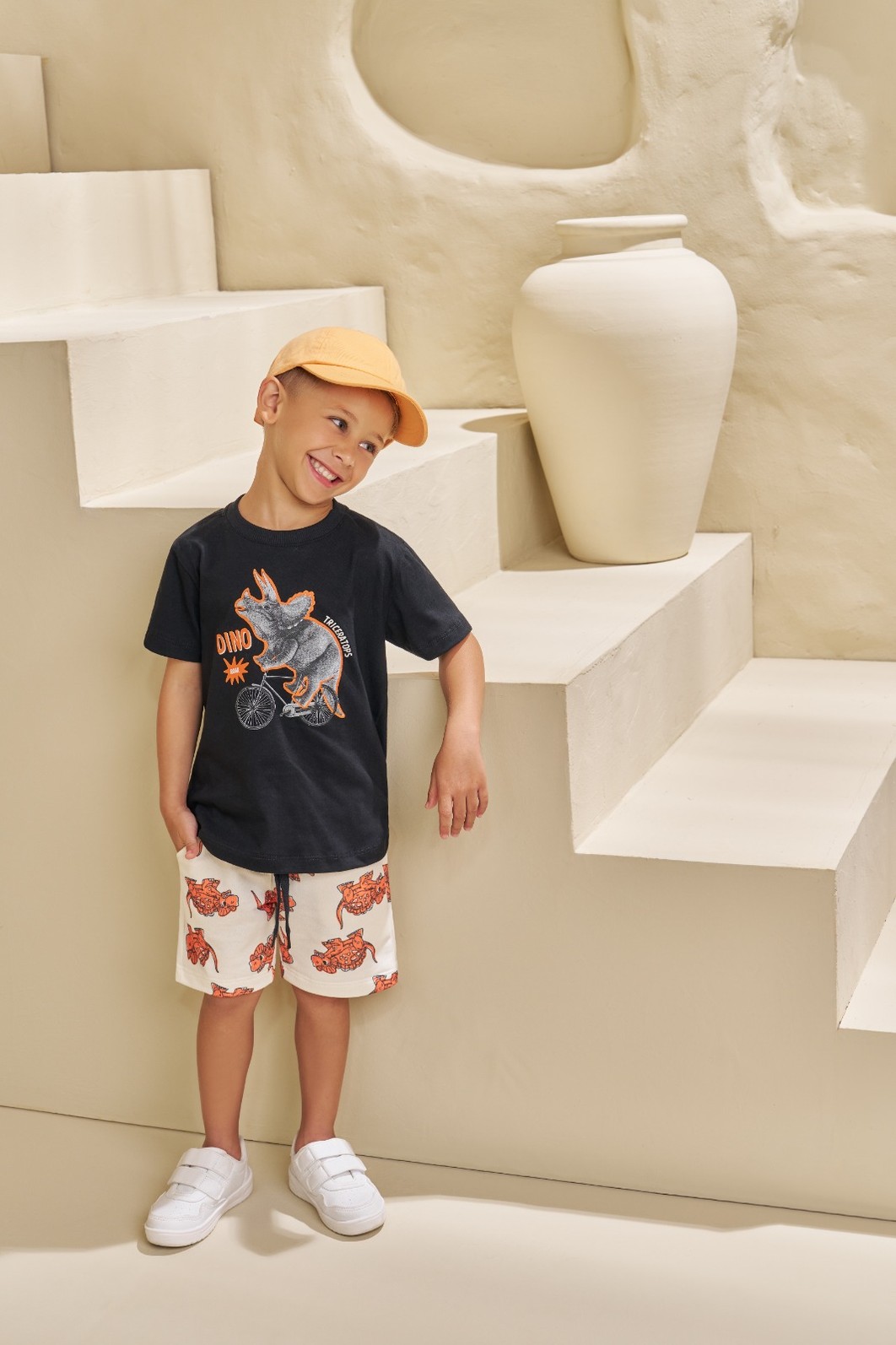 CONJUNTO T-SHIRT EM MEIA MALHA E SHORT EM MOLETINHO HAPPY DINO CONJUNTO T-SHIRT EM MEIA MALHA E SHORT EM MOLETINHO HAPPY DINO