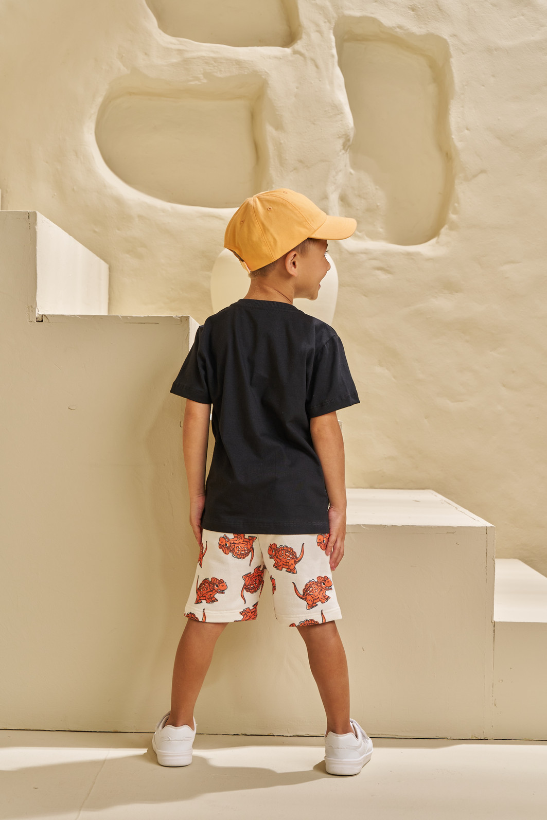 CONJUNTO T-SHIRT EM MEIA MALHA E SHORT EM MOLETINHO HAPPY DINO CONJUNTO T-SHIRT EM MEIA MALHA E SHORT EM MOLETINHO HAPPY DINO