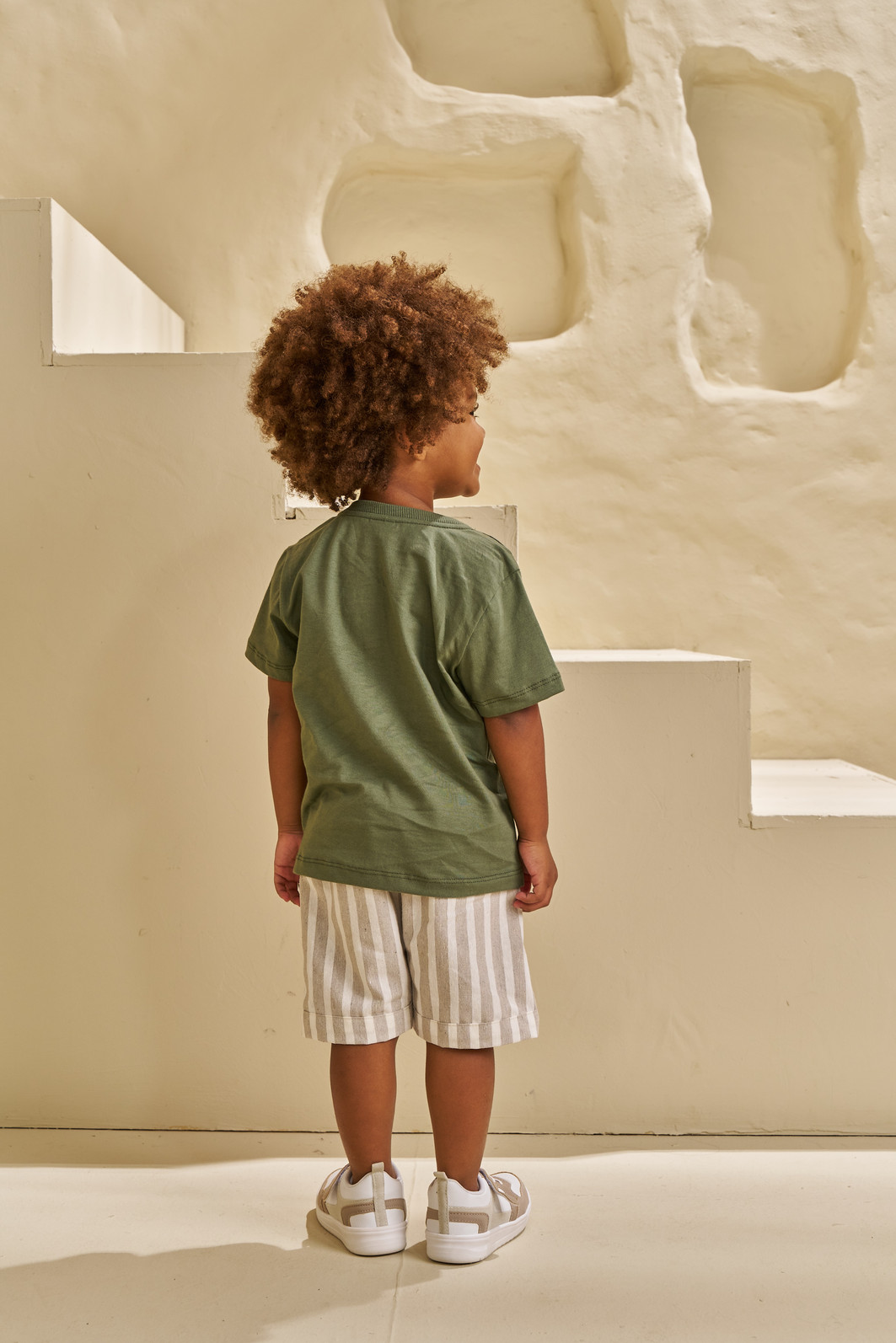 CONJUNTO T-SHIRT EM MEIA MALHA E SHORT EM TECIDO ECO BAMBU