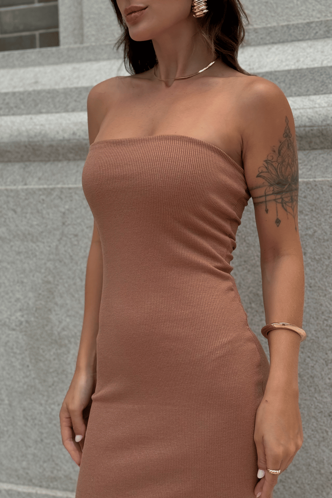 Vestido Sem Alça Canelado Marrom Luxo Urbano