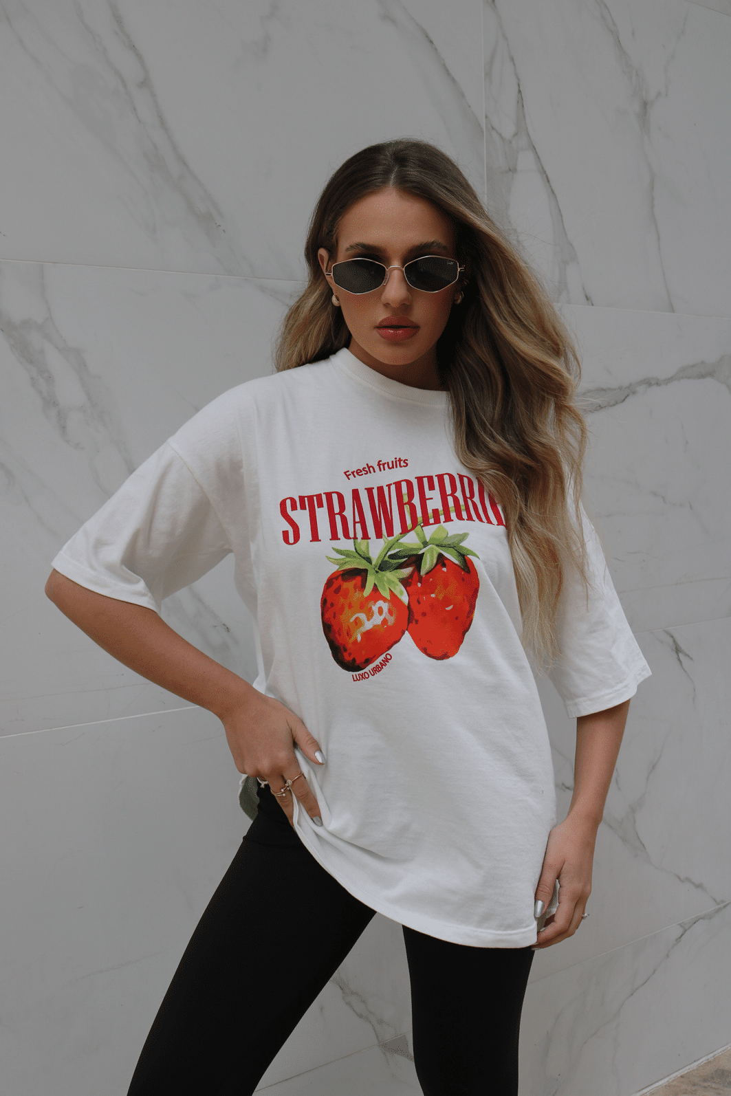 T-Shirt Over Strawberries Luxo Urbano
