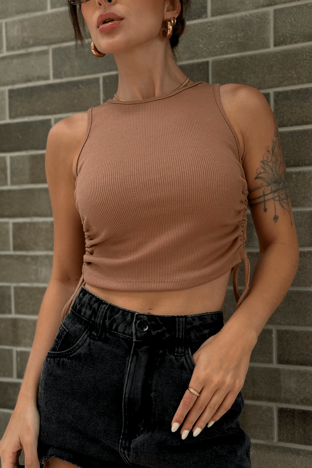 Regata com Amarração Lateral Marrom Luxo Urbano