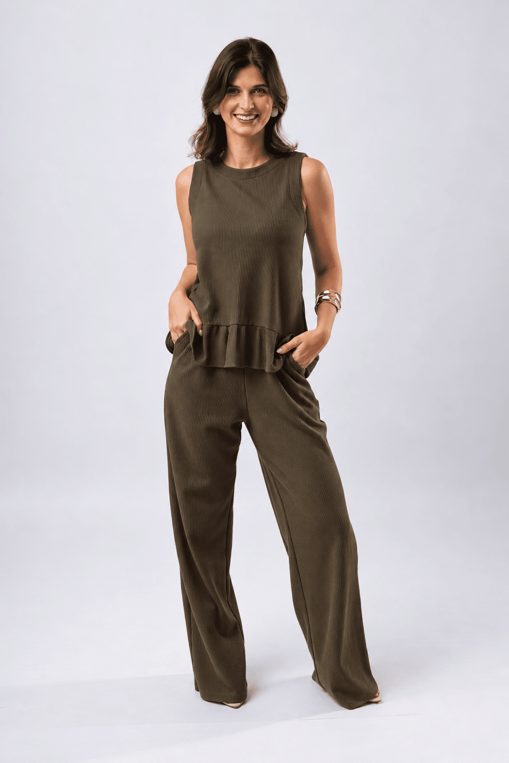 CONJUNTO REGATA COM BABADO E CALÇA PANTALONA SIROCCO - OLIVA NOIR CONJUNTO REGATA COM BABADO E CALÇA PANTALONA SIROCCO - OLIVA NOIR
