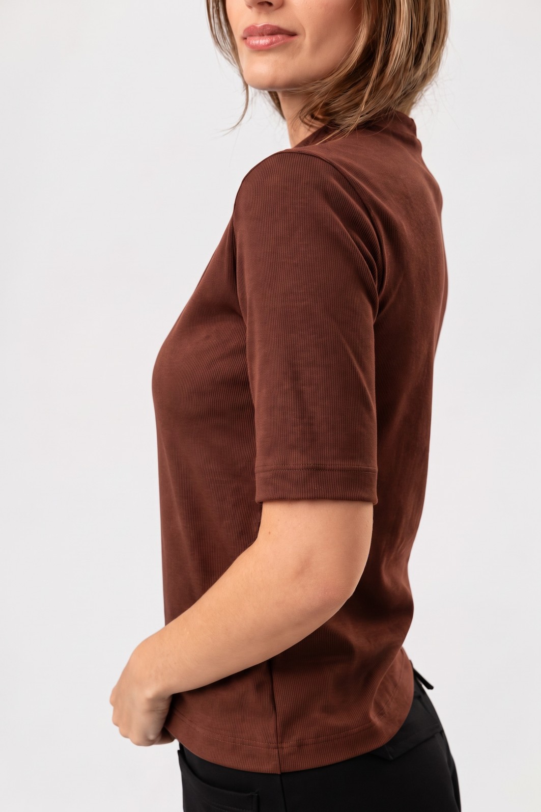 BLUSA MANGA CURTA CANELADA SARAH - Marrom Romeo BLUSA MANGA CURTA CANELADA SARAH - Marrom Romeo