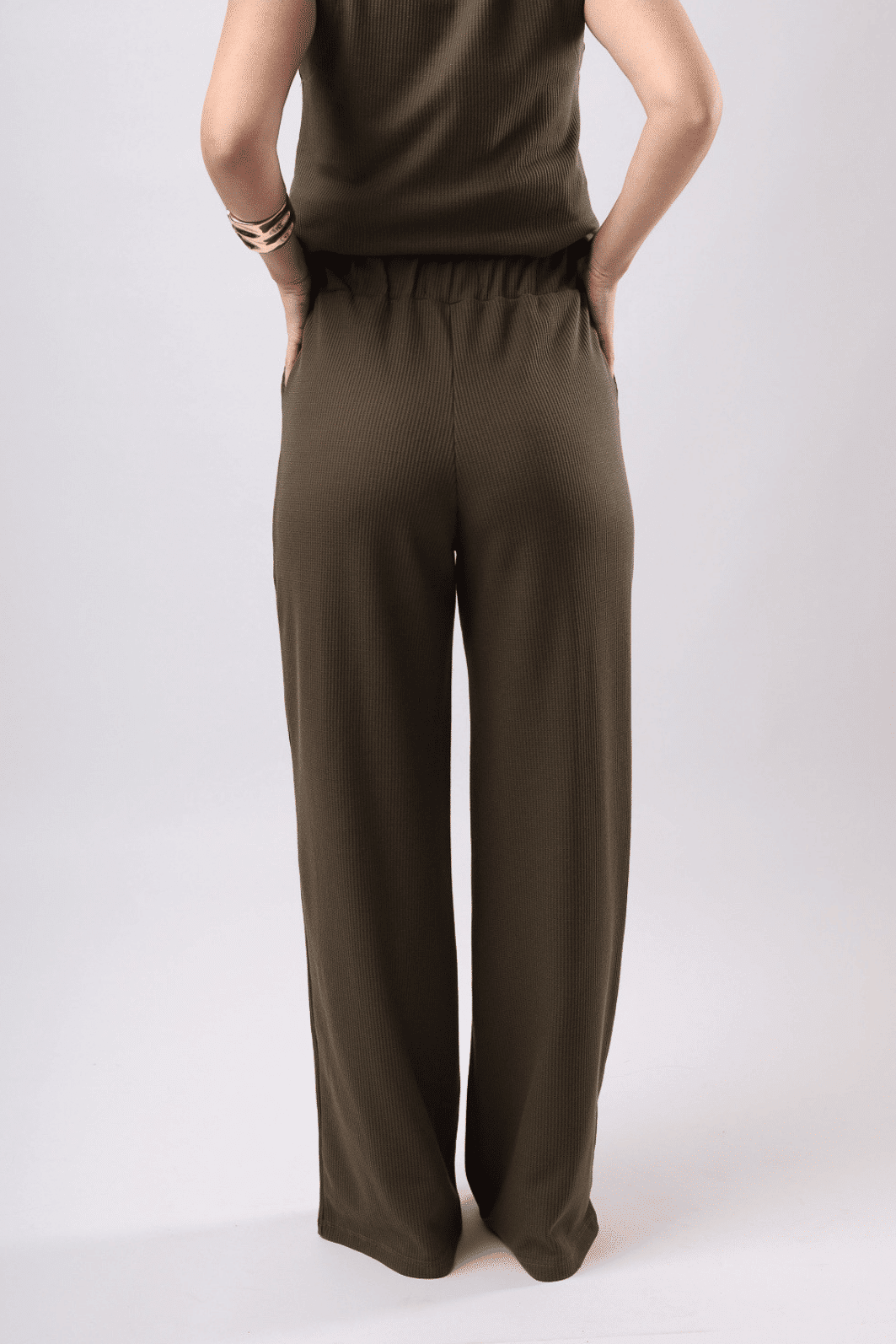 CONJUNTO REGATA COM BABADO E CALÇA PANTALONA SIROCCO - OLIVA NOIR CONJUNTO REGATA COM BABADO E CALÇA PANTALONA SIROCCO - OLIVA NOIR