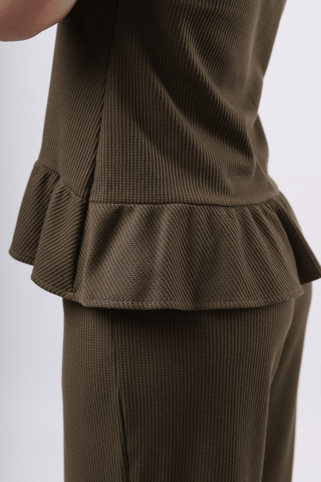 CONJUNTO REGATA COM BABADO E CALÇA PANTALONA SIROCCO - OLIVA NOIR CONJUNTO REGATA COM BABADO E CALÇA PANTALONA SIROCCO - OLIVA NOIR