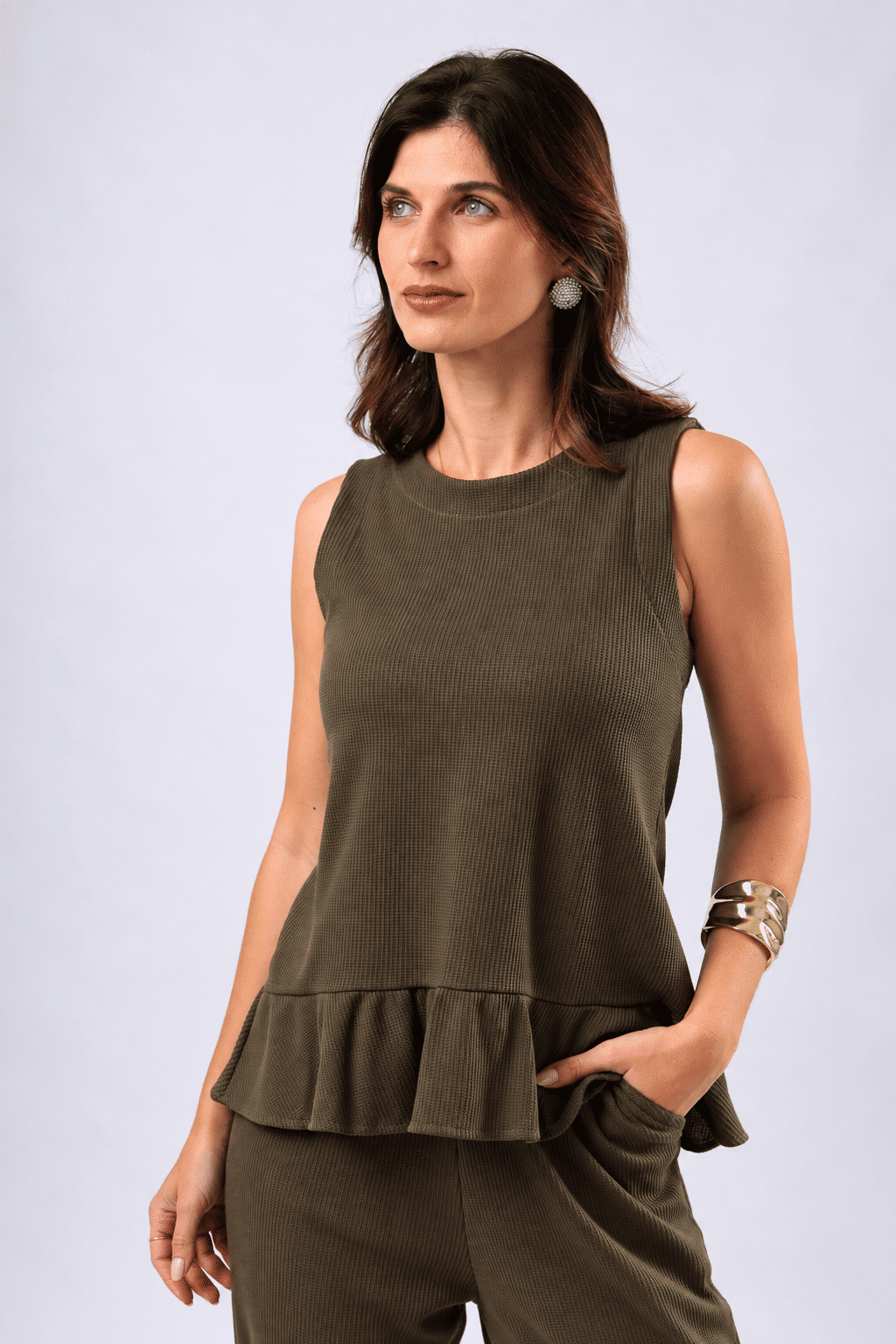CONJUNTO REGATA COM BABADO E CALÇA PANTALONA SIROCCO - OLIVA NOIR CONJUNTO REGATA COM BABADO E CALÇA PANTALONA SIROCCO - OLIVA NOIR