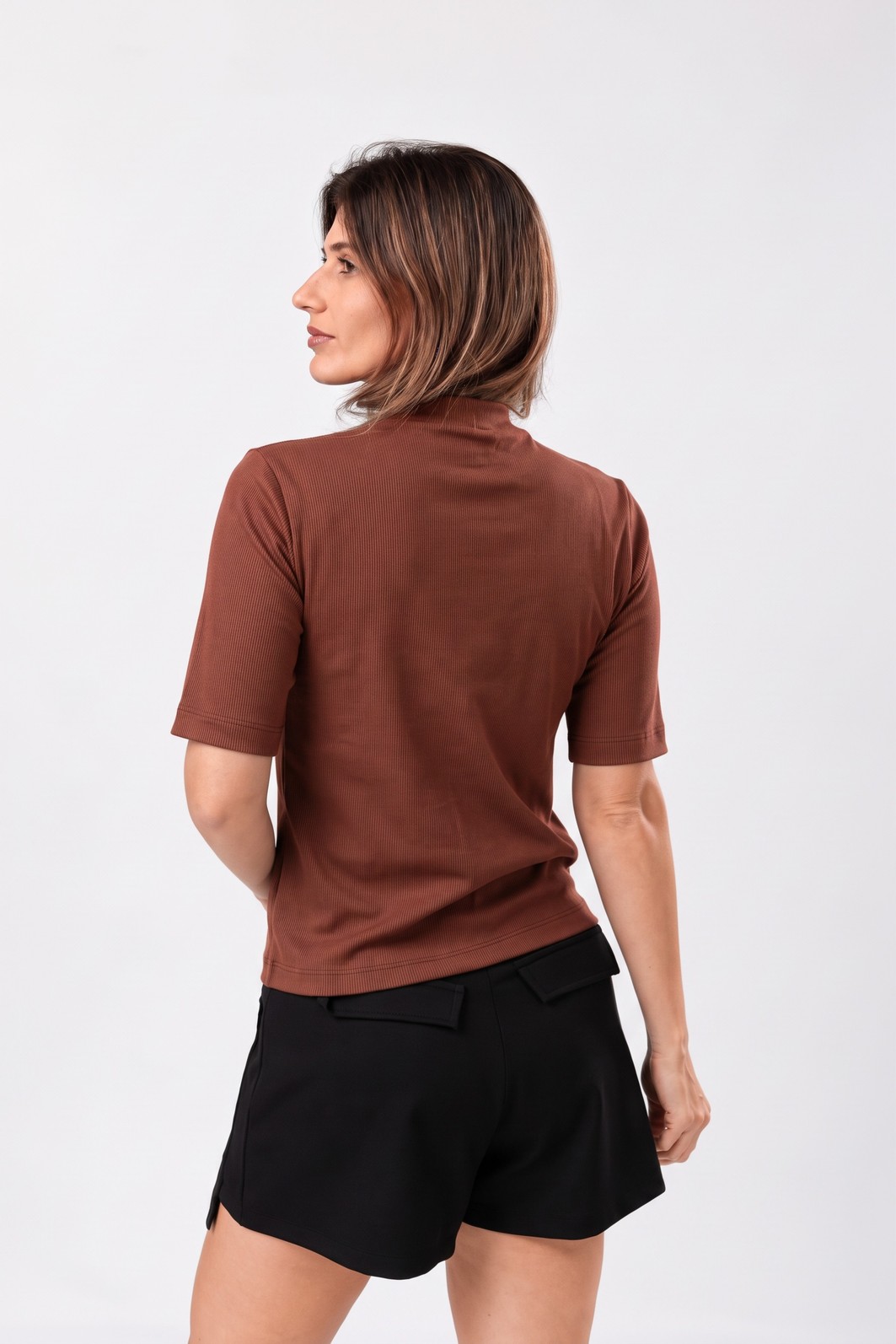 BLUSA MANGA CURTA CANELADA SARAH - Marrom Romeo BLUSA MANGA CURTA CANELADA SARAH - Marrom Romeo