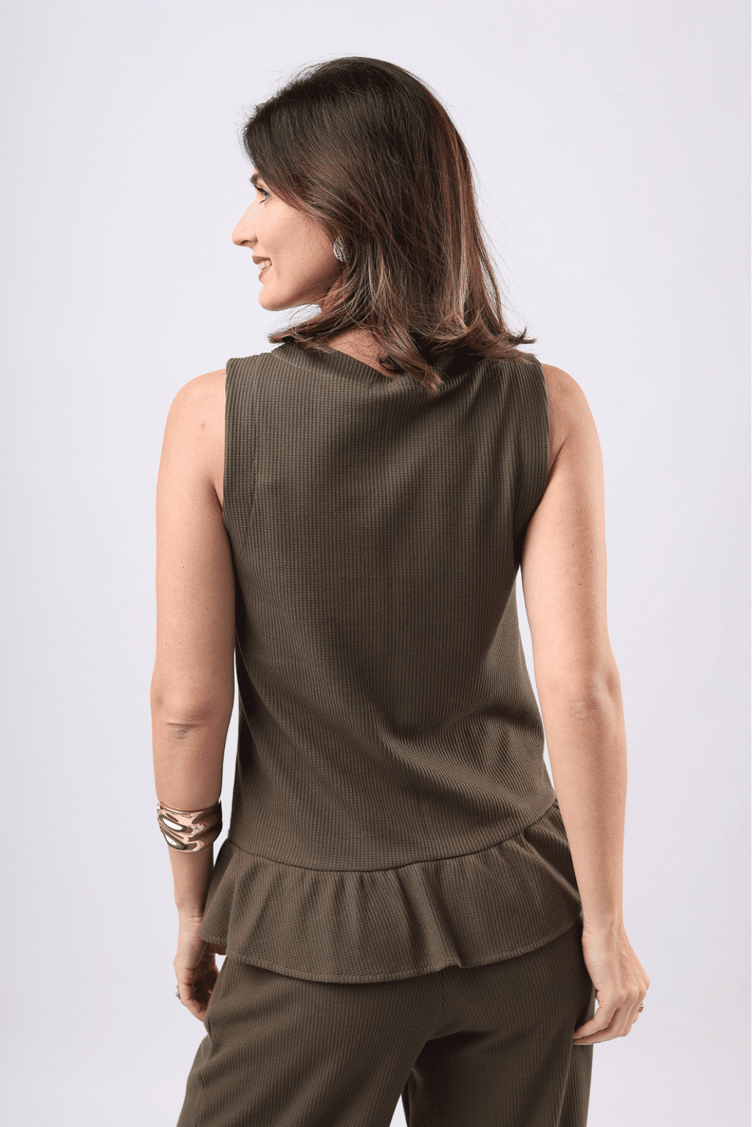 CONJUNTO REGATA COM BABADO E CALÇA PANTALONA SIROCCO - OLIVA NOIR CONJUNTO REGATA COM BABADO E CALÇA PANTALONA SIROCCO - OLIVA NOIR
