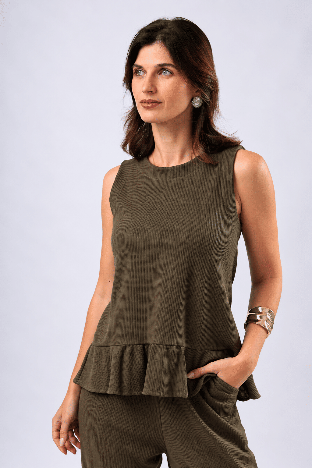 BLUSA REGATA COM BABADO SIROCCO - OLIVA NOIR BLUSA REGATA COM BABADO SIROCCO - OLIVA NOIR