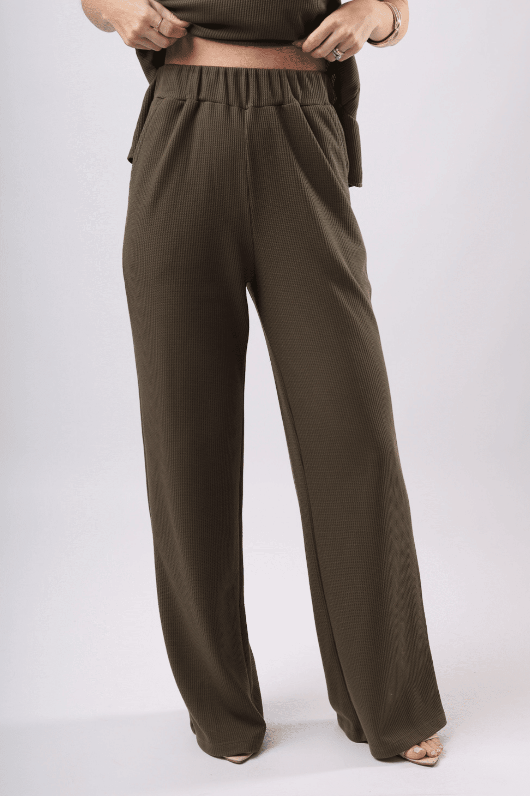 CONJUNTO REGATA COM BABADO E CALÇA PANTALONA SIROCCO - OLIVA NOIR CONJUNTO REGATA COM BABADO E CALÇA PANTALONA SIROCCO - OLIVA NOIR