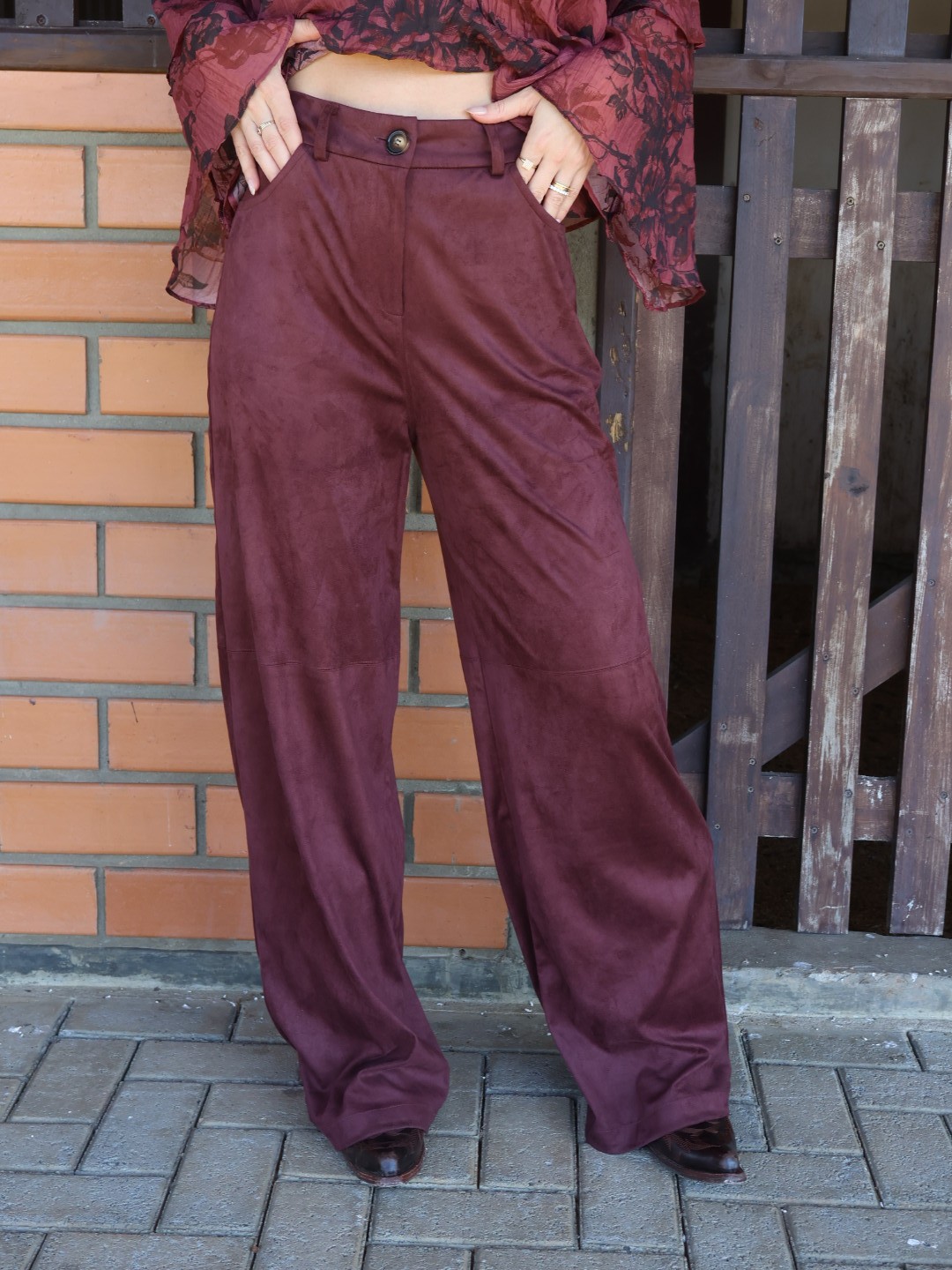 CALÇA BORGONHA SUEDE