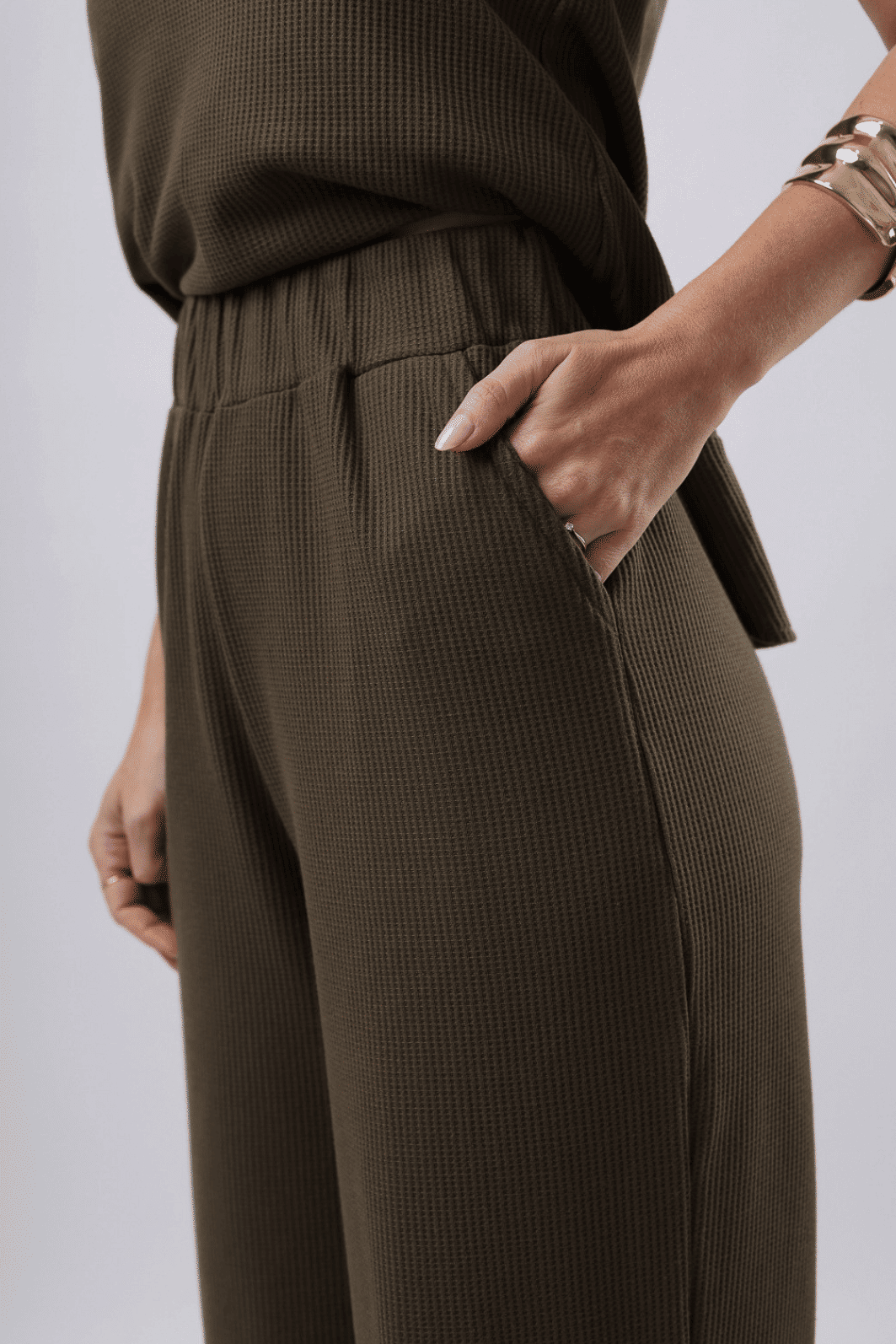 CONJUNTO REGATA COM BABADO E CALÇA PANTALONA SIROCCO - OLIVA NOIR CONJUNTO REGATA COM BABADO E CALÇA PANTALONA SIROCCO - OLIVA NOIR