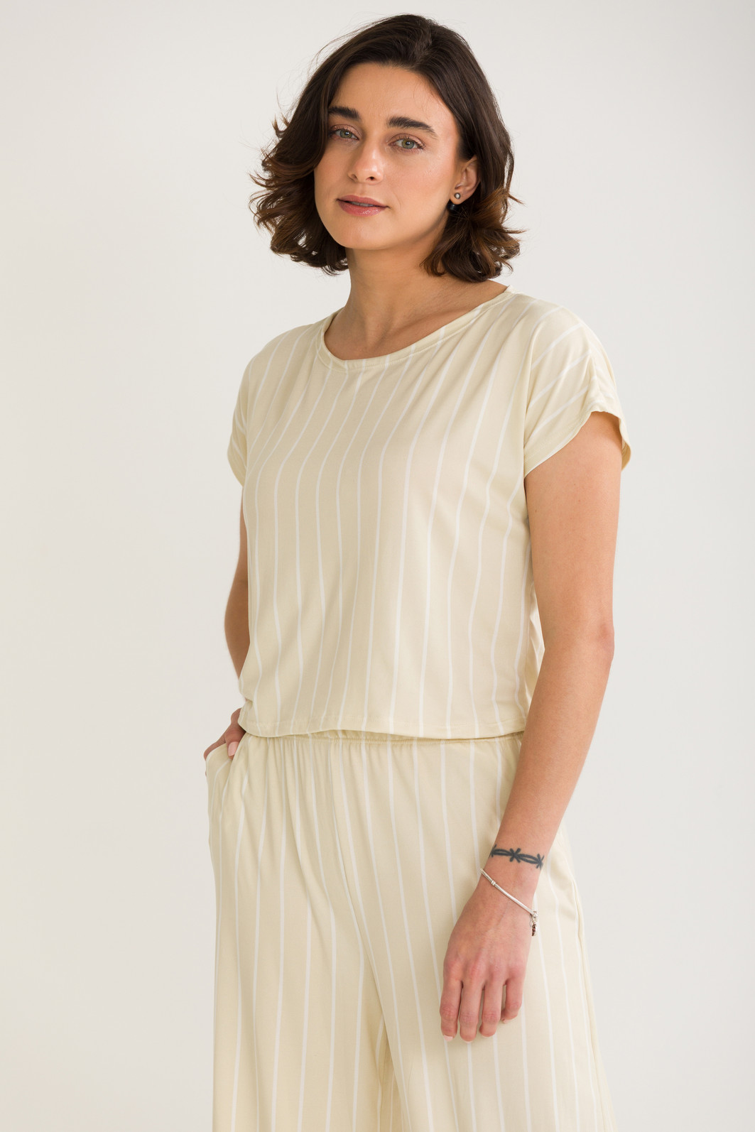 CONJUNTO FEMININO BLUSA AMPLA E CALÇA WIDE LISTRA CREME