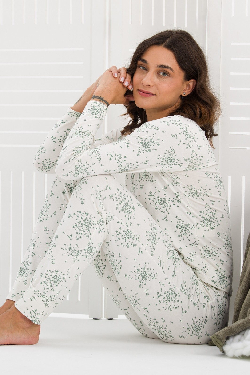 PIJAMA FEMININO MANGA LONGA FLORAL COM PUNHO