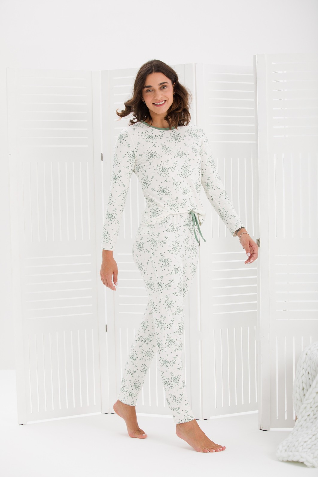 PIJAMA FEMININO MANGA LONGA FLORAL COM PUNHO