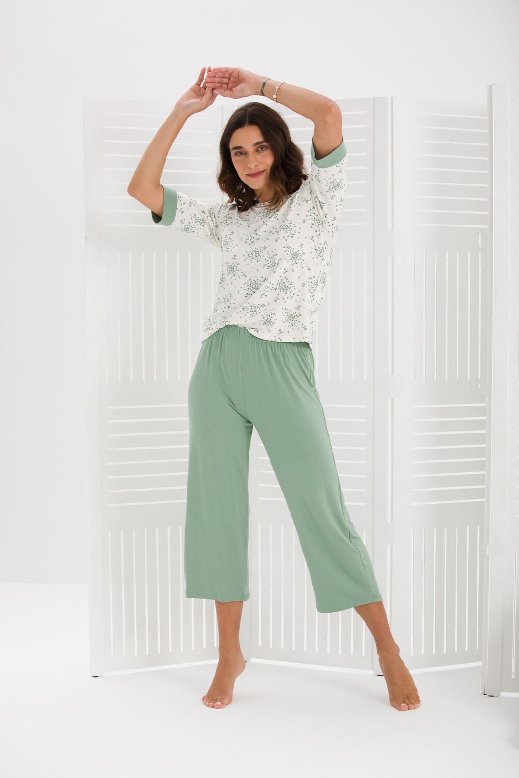 PIJAMA FEMININO MEIA MANGA FLORAL COM CALÇA MIDI VERDE