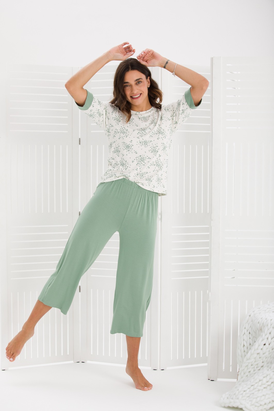 PIJAMA FEMININO MEIA MANGA FLORAL COM CALÇA MIDI VERDE