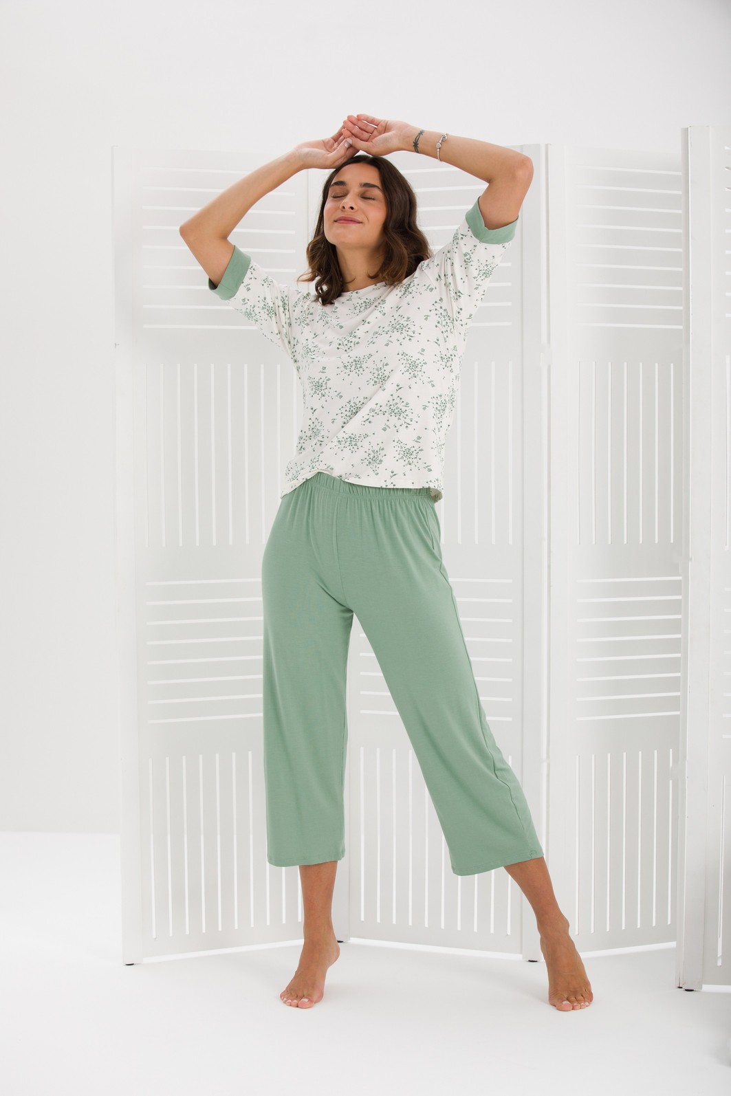 PIJAMA FEMININO MEIA MANGA FLORAL COM CALÇA MIDI VERDE