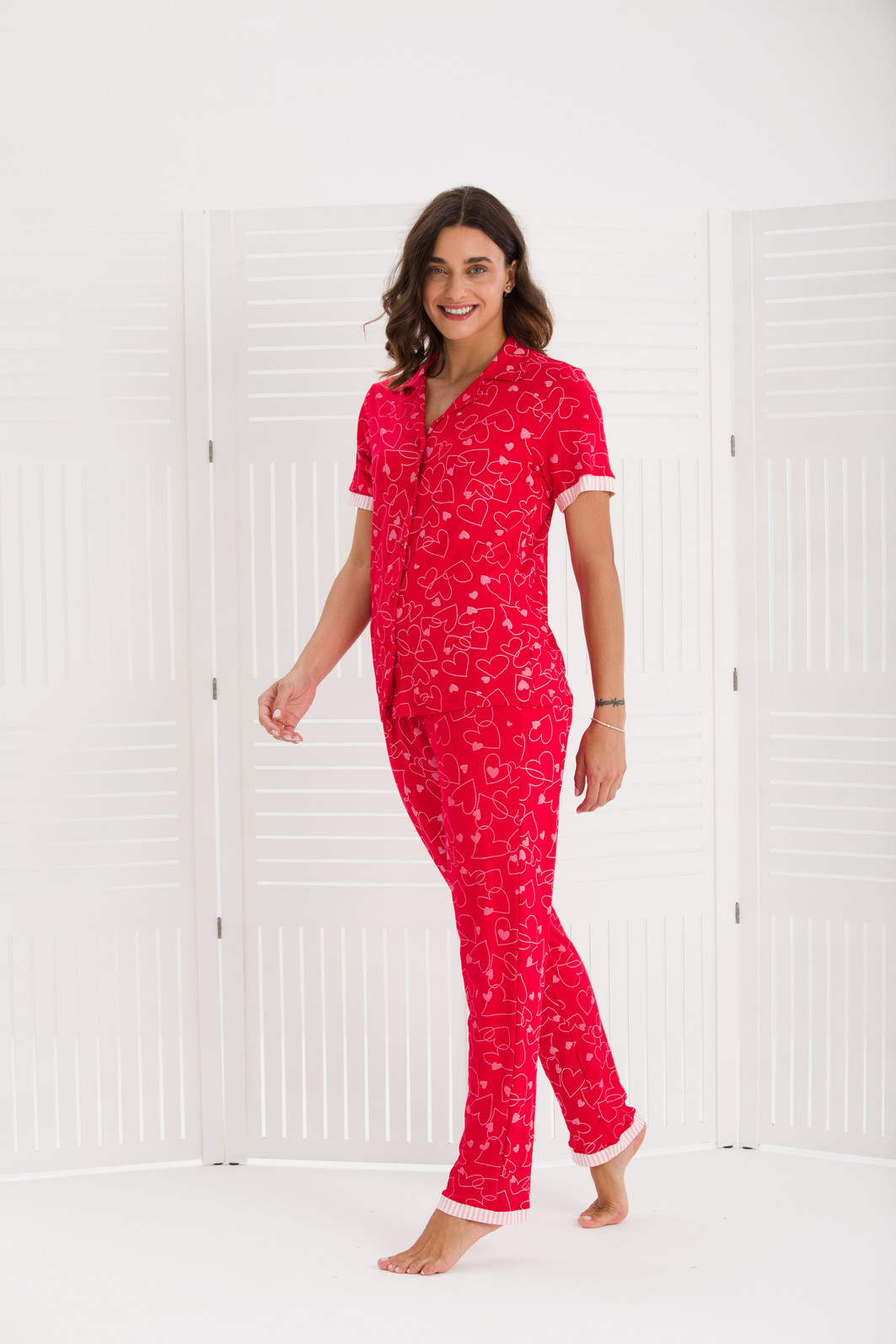 PIJAMA FEMININO AMERICANO MANGA CURTA COM CALÇA CORAÇÕES VERMELHO