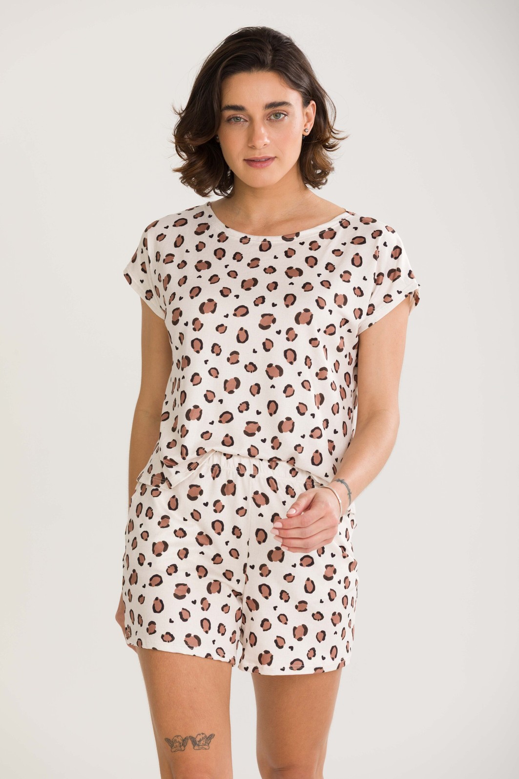 PIJAMA FEMININO MANGA CURTA ONÇA E CORAÇÕES